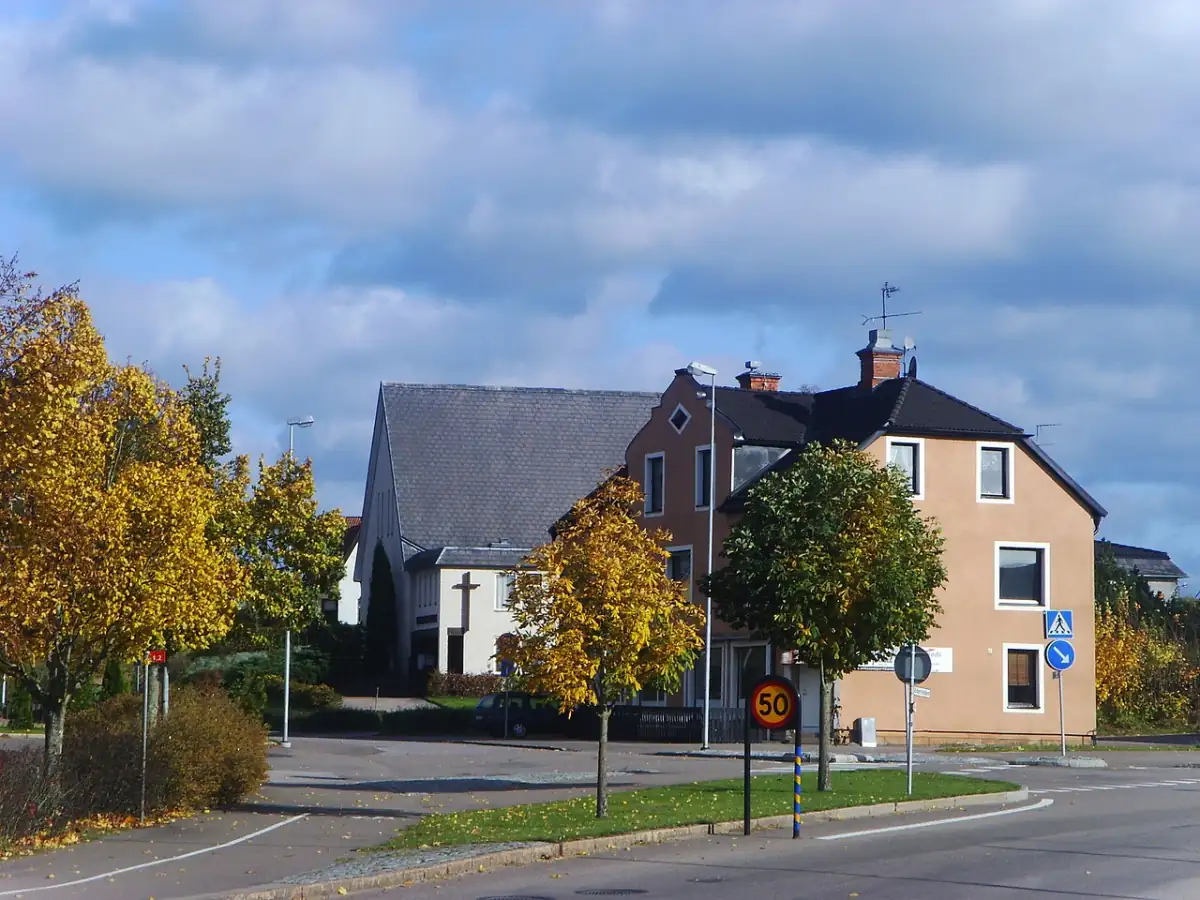 Bostadsområde i Boxholm med hus och höstträd
