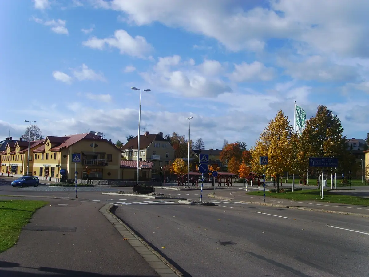Infart i Boxholm med väg och närliggande bebyggelse