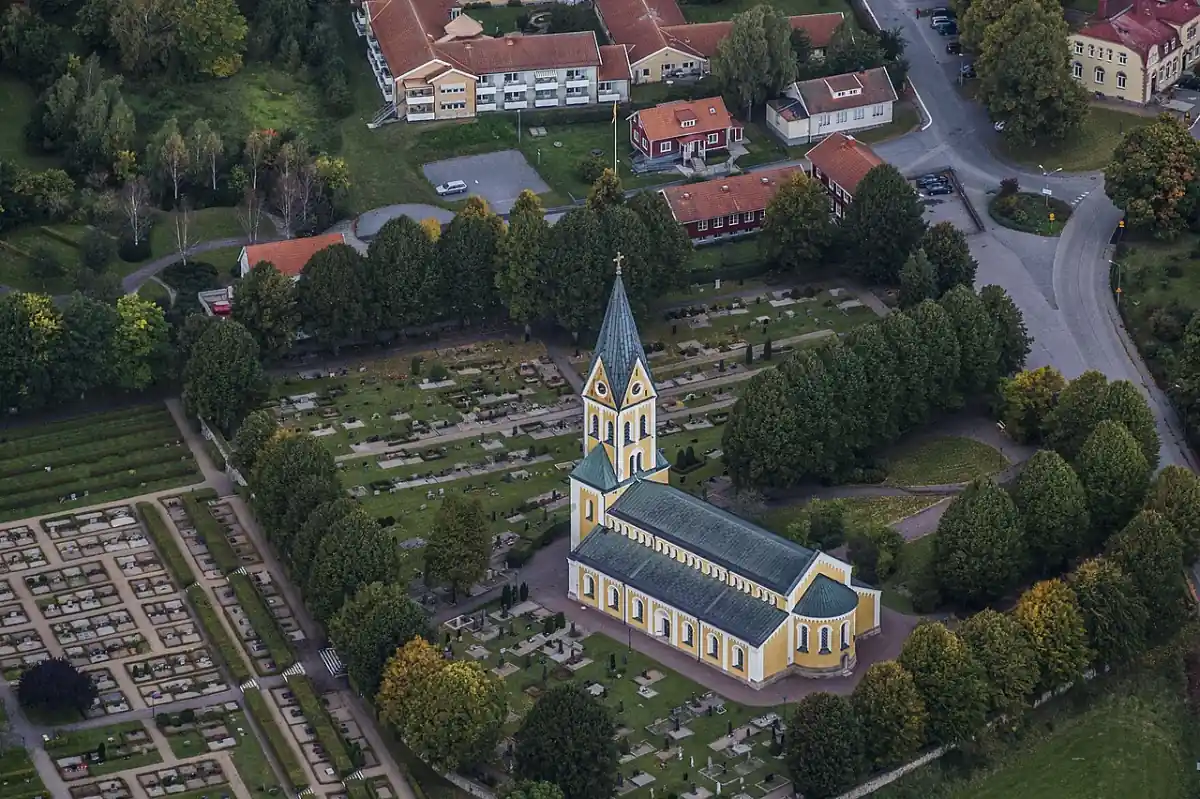 Flygvy över kyrka i Bräkne-Hoby med kyrkogård