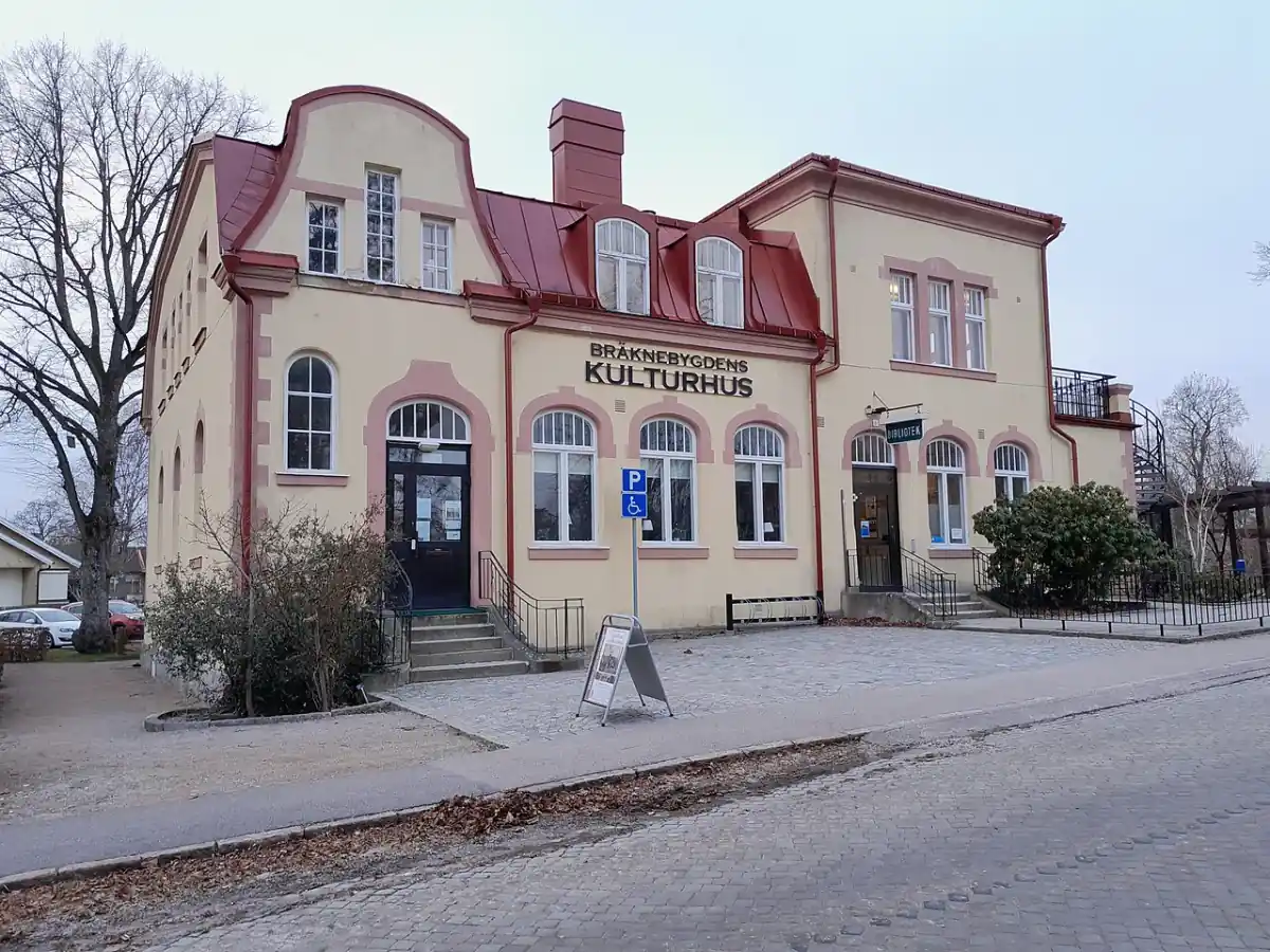Kulturhus i Bräkne-Hoby vid lugn gatumiljö
