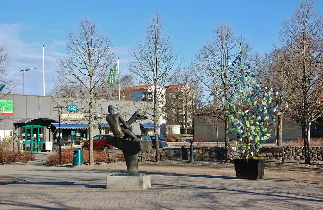 Torg i Emmaboda med skulptur och centrumbebyggelse