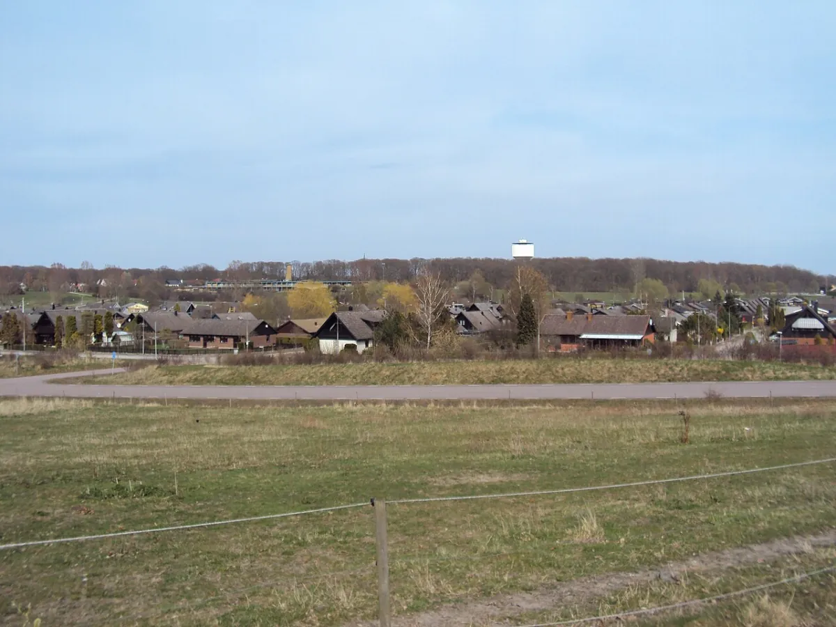 Öppna fält i Eslöv med bebyggelse i bakgrunden