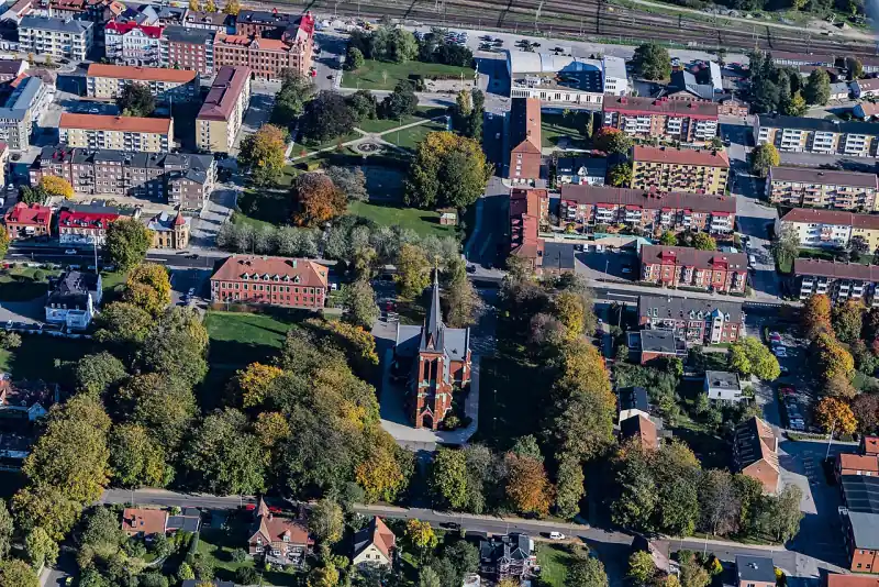 Flygvy över Eslöv med kyrka och tätortsbebyggelse