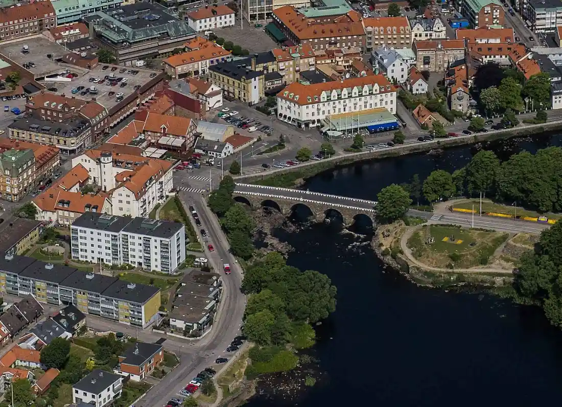 Flygvy över Falkenberg med stadskärna och å