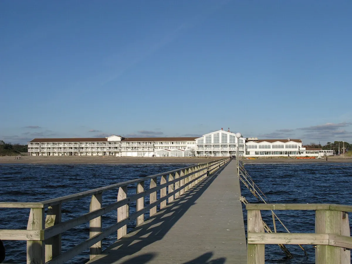 Lång brygga i Falkenberg ut mot havet