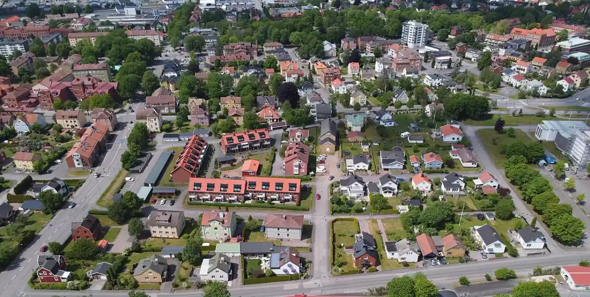 Flygvy över Falköping med villor och kvarter