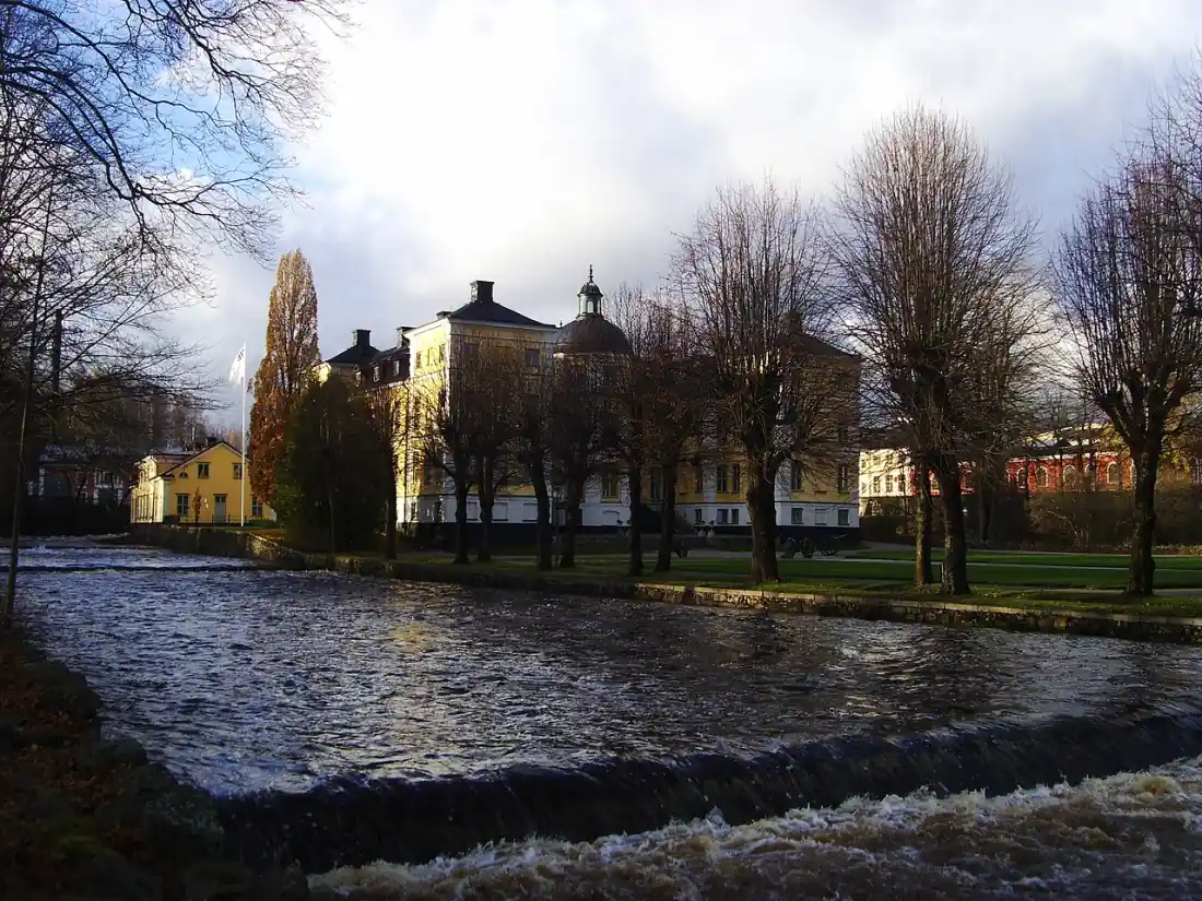 Herrgårdsmiljö i Finspång med vatten och park