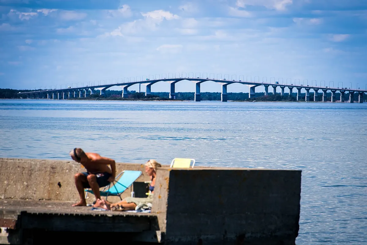 Bro över vattnet vid Färjestaden med kustutsikt