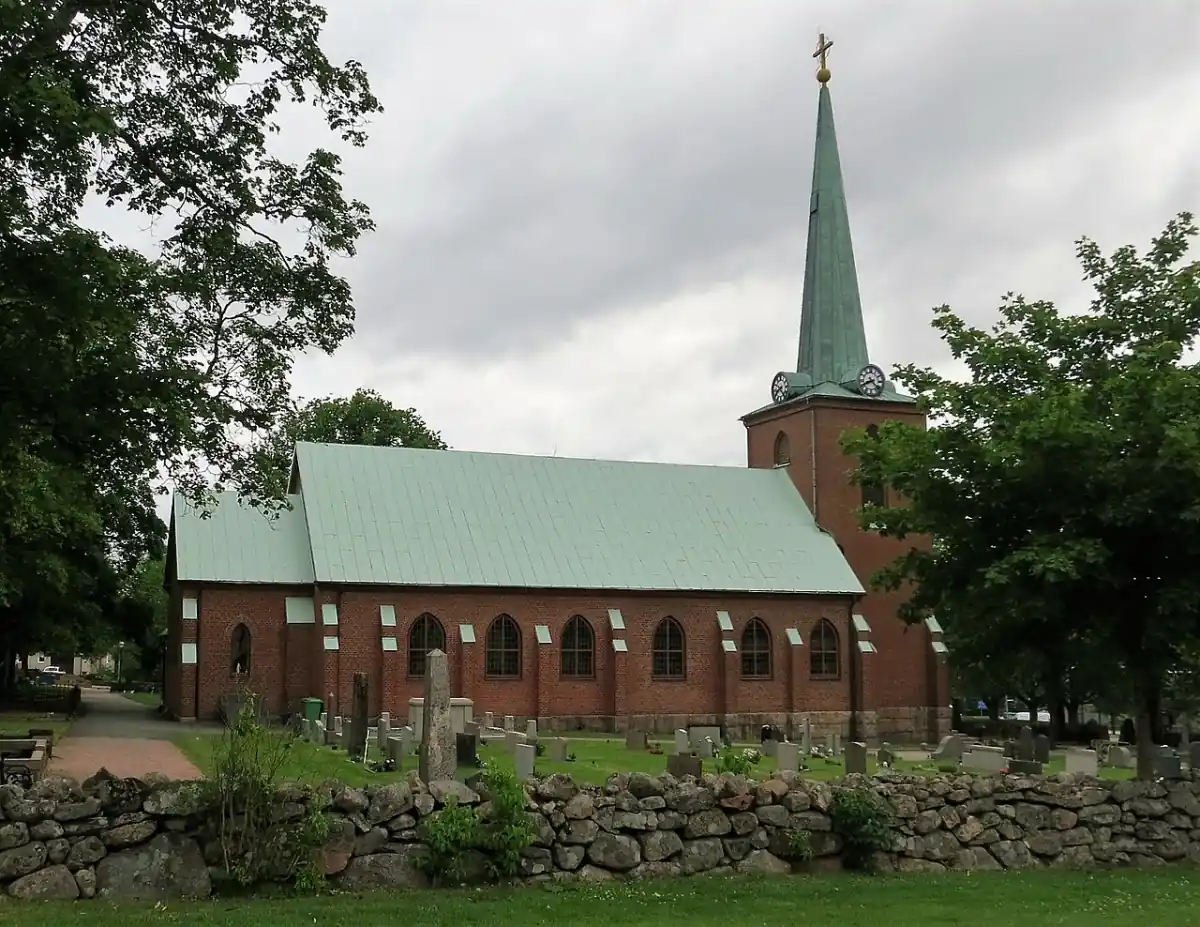 Tegelkyrka i Gislaved med grön kopparspira