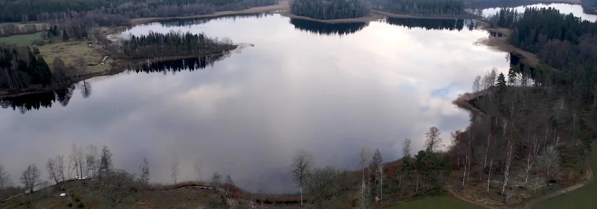 Flygvy över sjö i Gnosjö med skog runtom