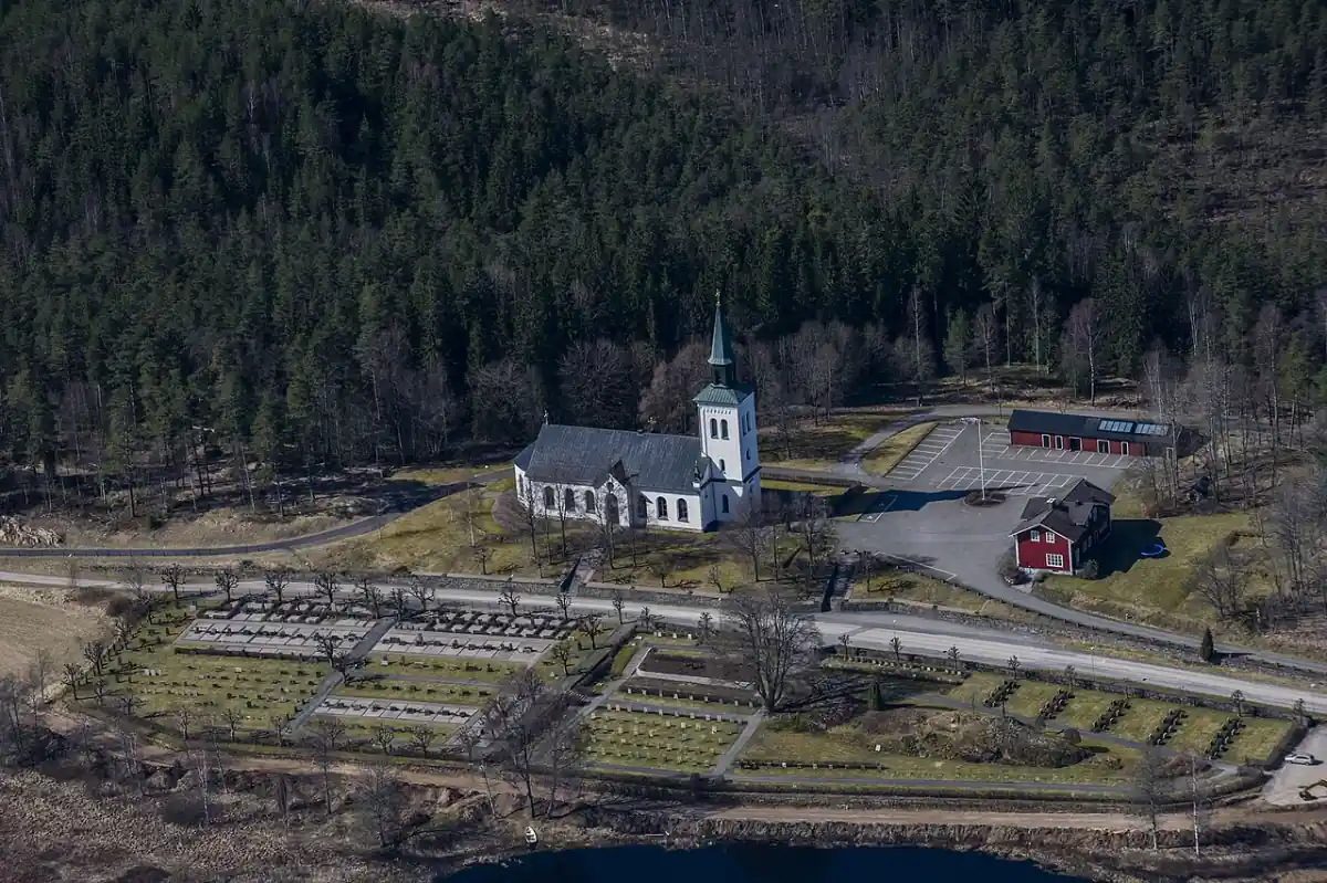 Flygvy över Gnosjö med kyrka och kyrkogård
