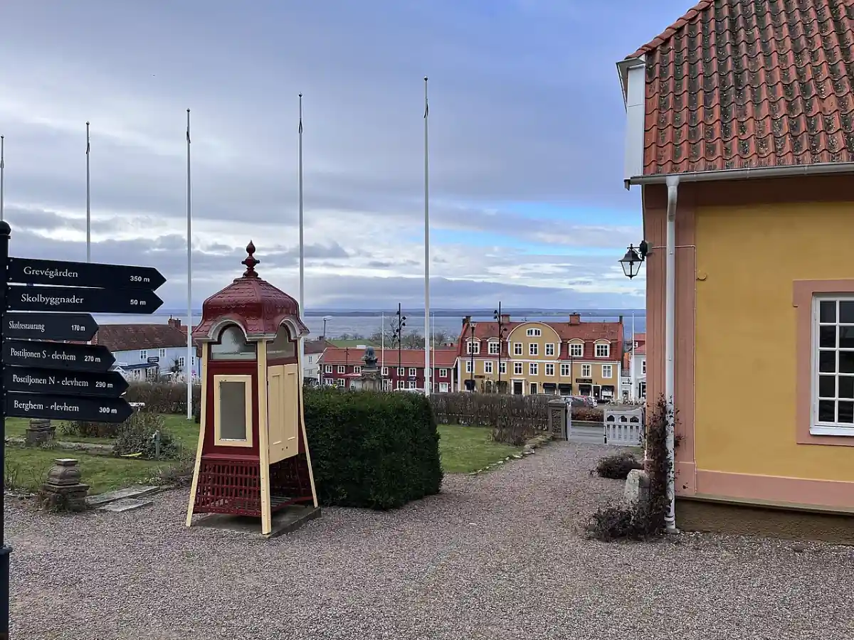Utsiktsplats i Gränna med skyltar och stadsmiljö