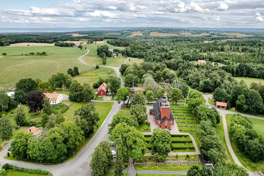Flygvy över Habo kyrka med omgivande landskap