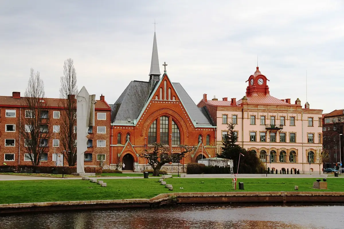 Byggnader vid vatten i Halmstad med stadskärna