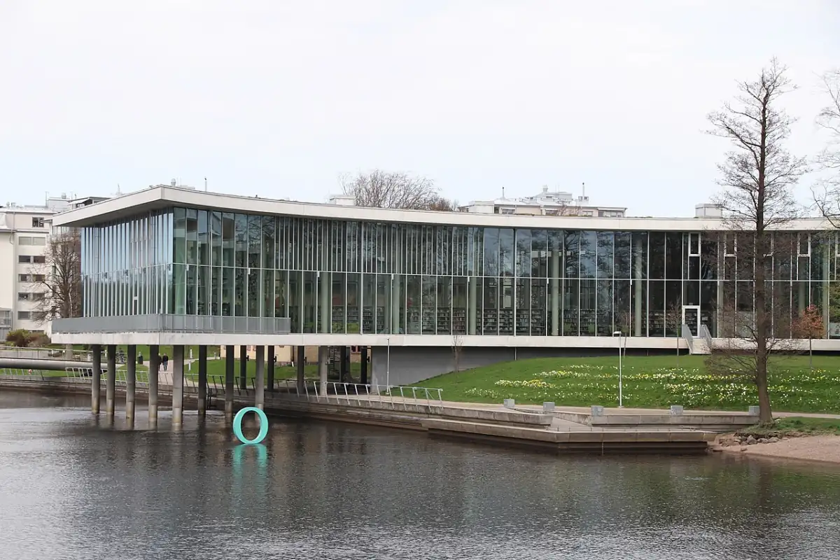 Modern byggnad i Halmstad vid vatten och kaj