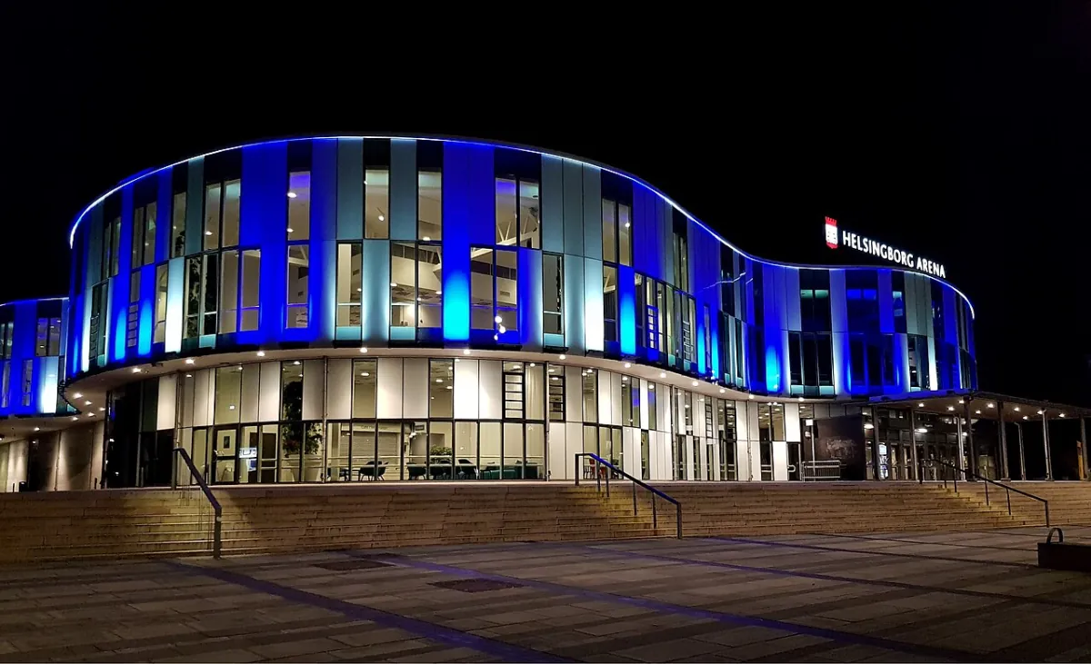 Upplyst arena i Helsingborg under kvällstid