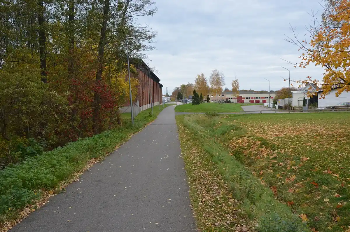 Cykelväg i Hjo med höstlöv och öppet landskap