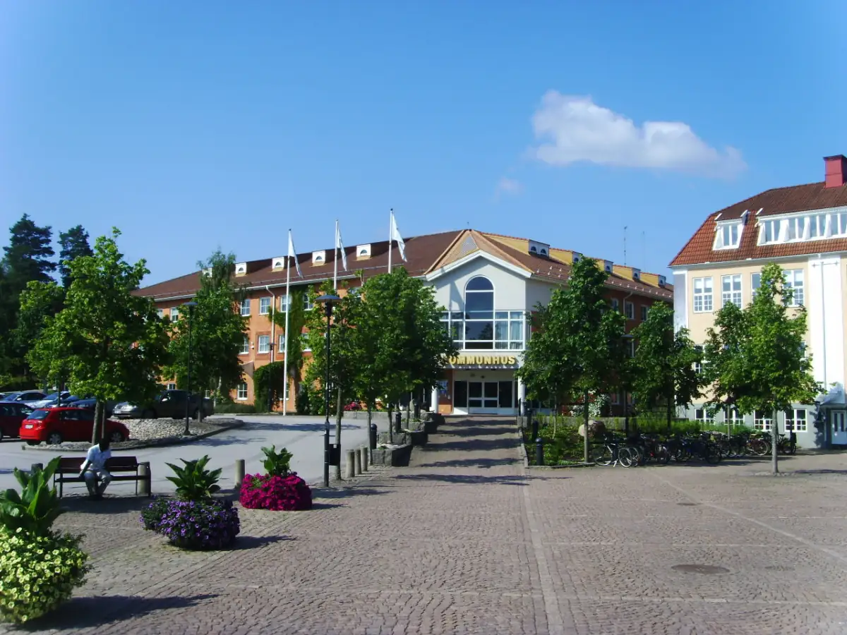 Torg i Hultsfred med hotell och centrumbebyggelse