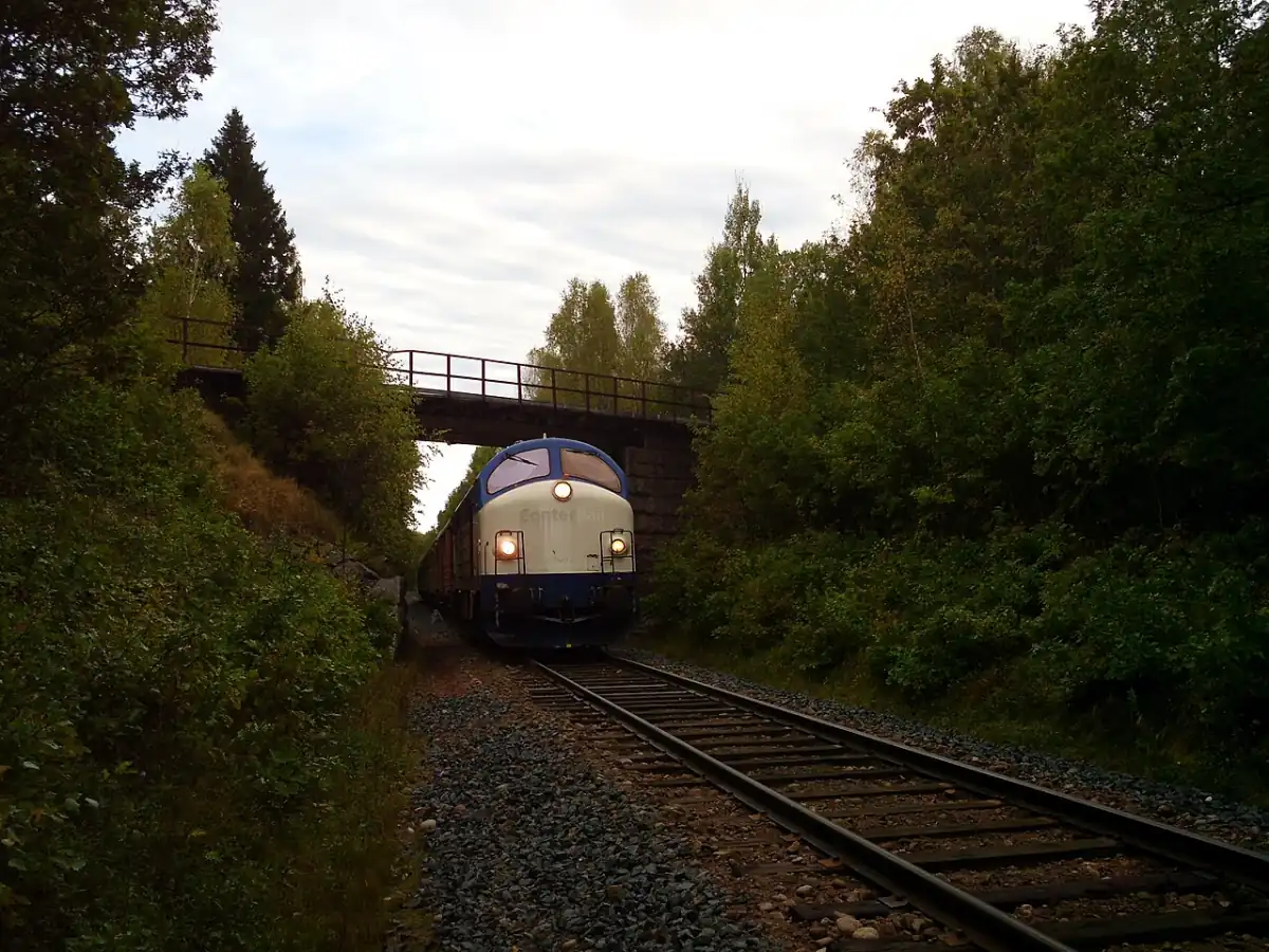 Tåg i Hultsfred på spår under bro