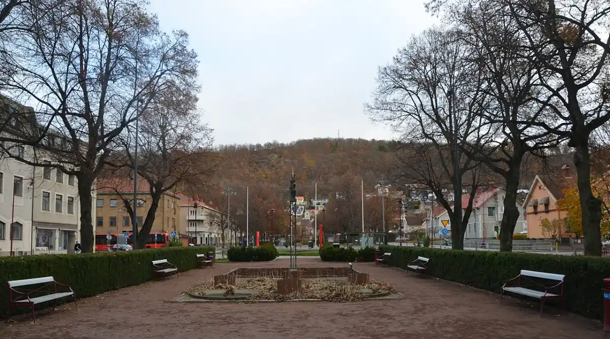 Parkstråk i Huskvarna med gångväg och bänkar