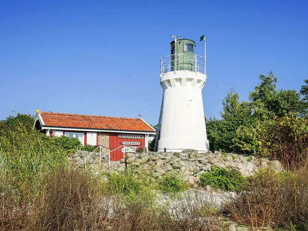 Fyr i Hällevik med kusthus och torr mark