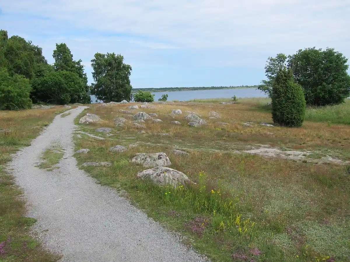 Kuststig i Hällevik med gräsmark och havsnära läge