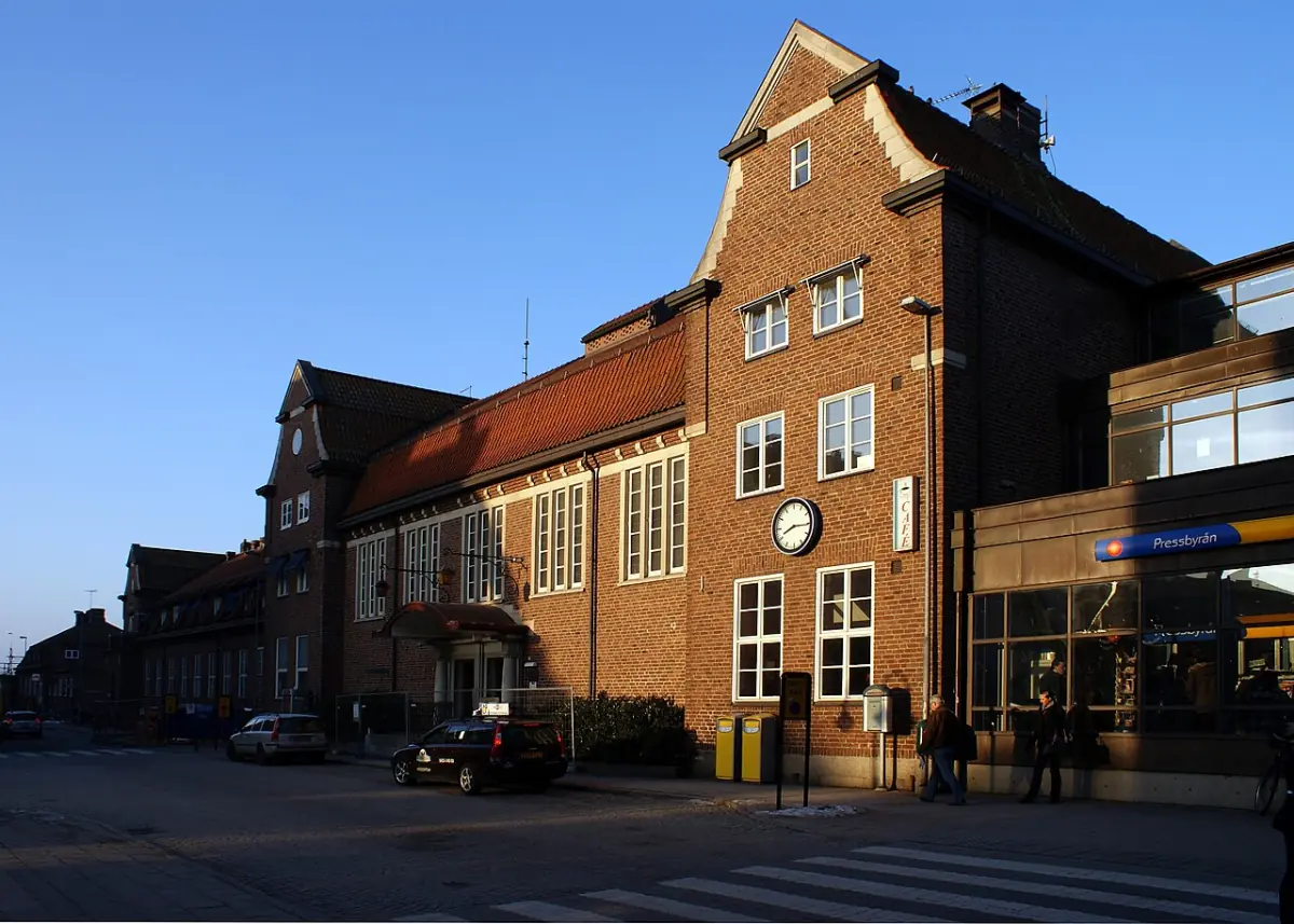 Tegelbyggnad i Hässleholm vid lugn gatumiljö