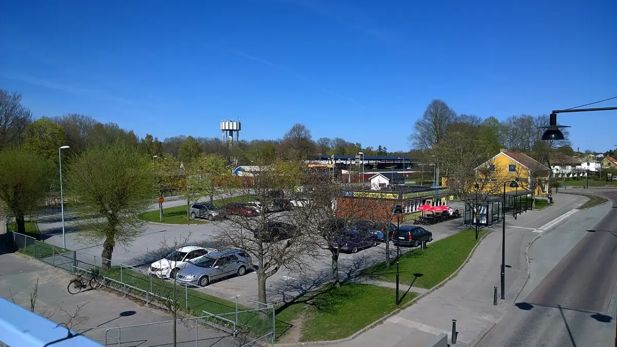 Centrummiljö i Jämjö med parkering och väg