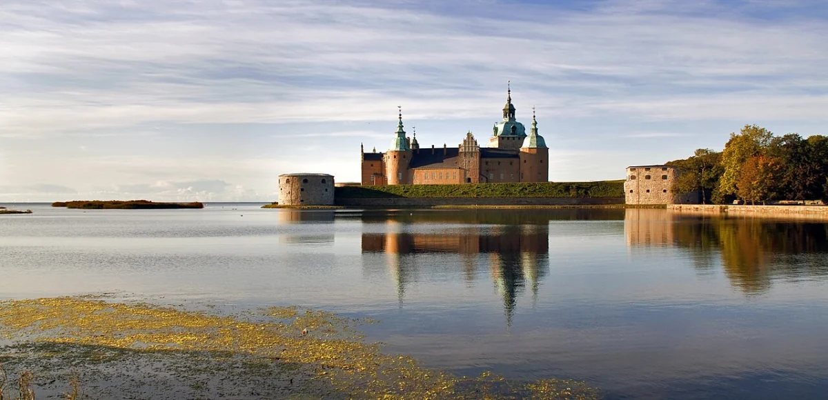 Kalmar slott vid vatten i lugn kustmiljö