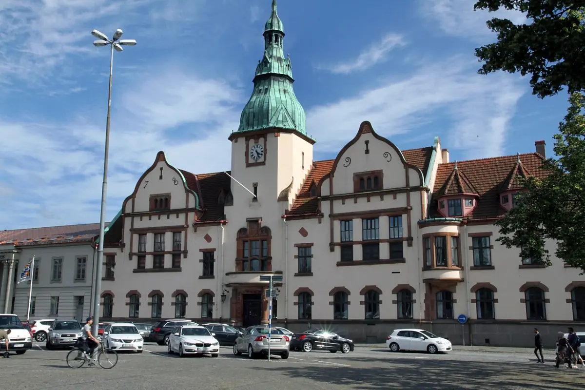 Rådhuslik byggnad i Karlshamn vid öppen plats