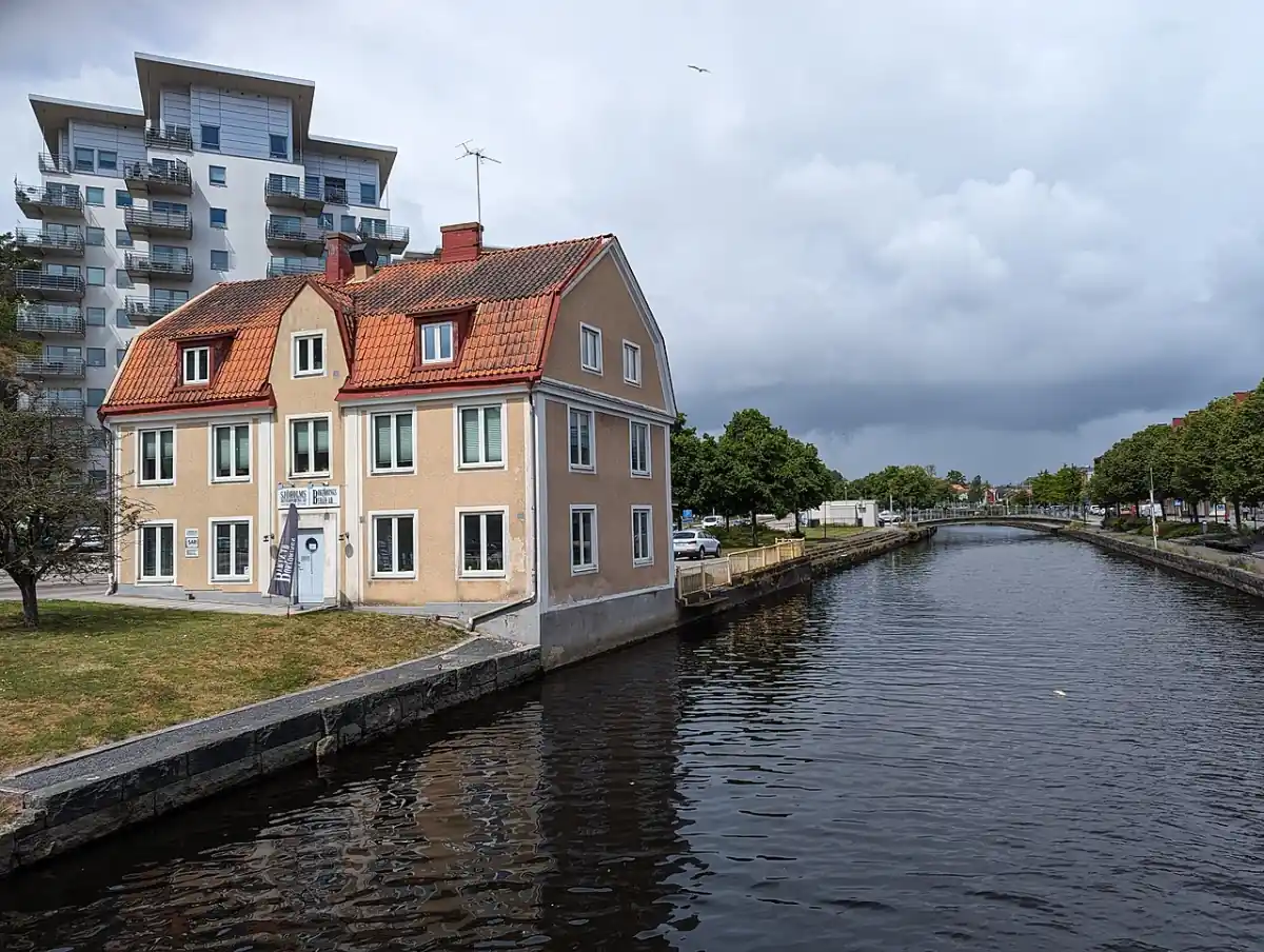 Hus vid kanal i Karlshamn med lugnt vatten