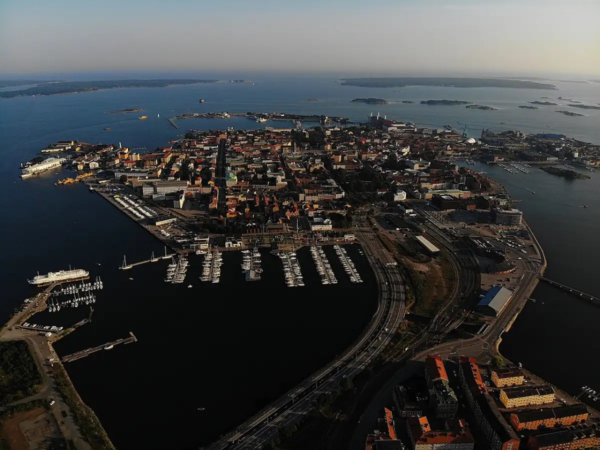 Flygvy över Karlskrona med hamn och öar