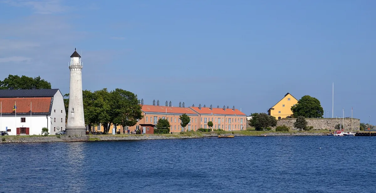 Fyr och kustlinje i Karlskrona med vatten