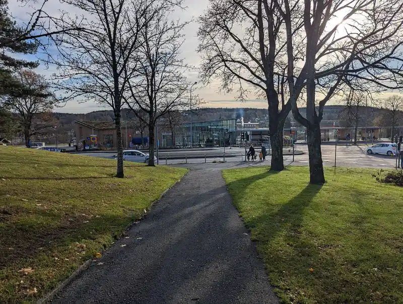 Gångväg i Kinna med modern bebyggelse och träd