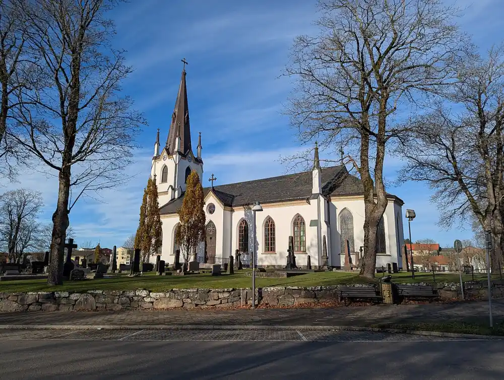 Kyrka i Kinna med väg och öppet torg