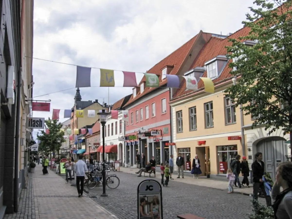 Stadsgata i Kristianstad med färgglada fasader