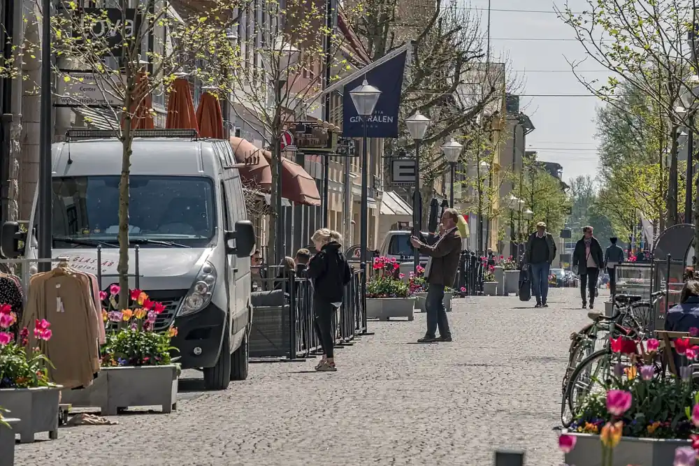 Gågata i Kristianstad med butiker och människor