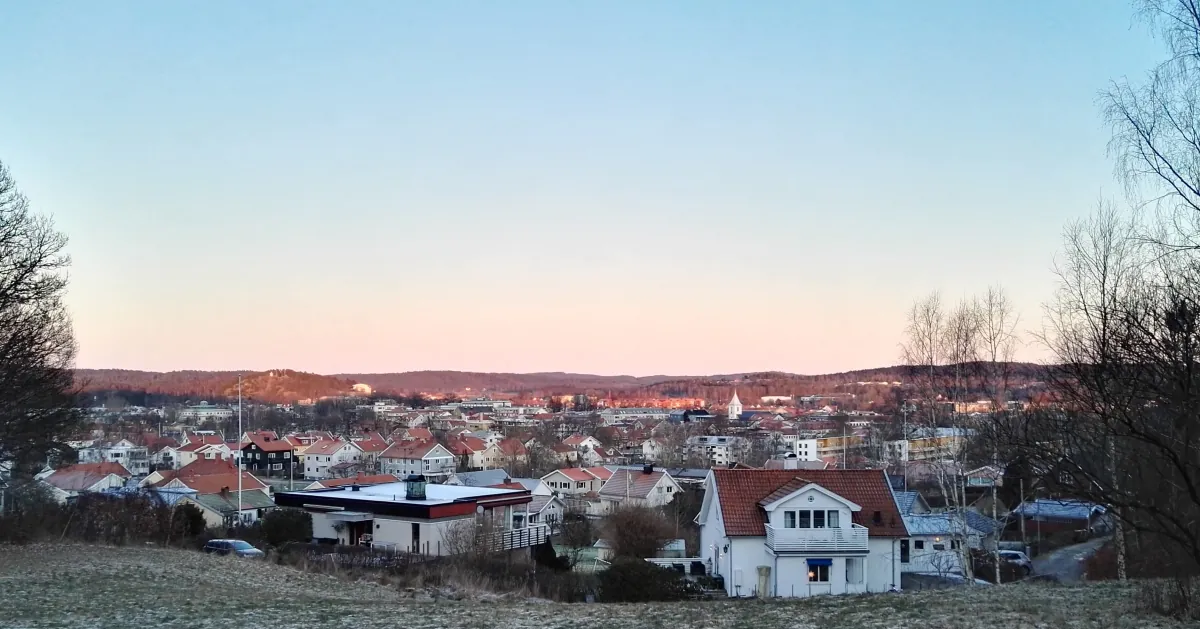 Bostadsområde i Kungsbacka med villor i kvällsljus