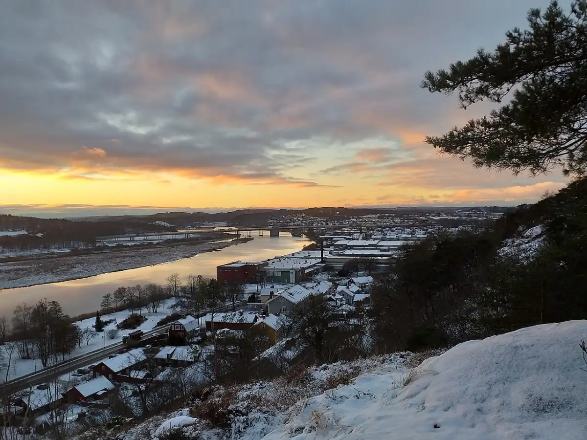 Vinterutsikt över Kungälv med älv och bebyggelse