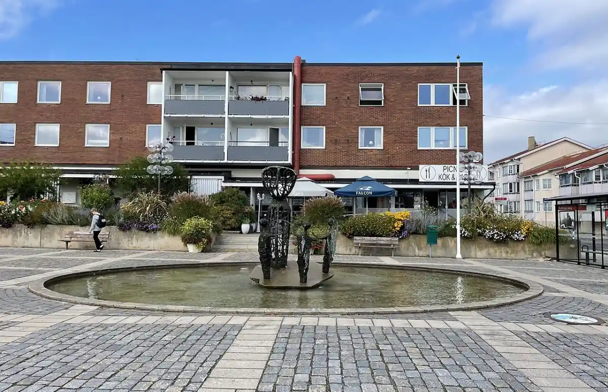 Torg i Kallinge med rund fontän och bostadshus