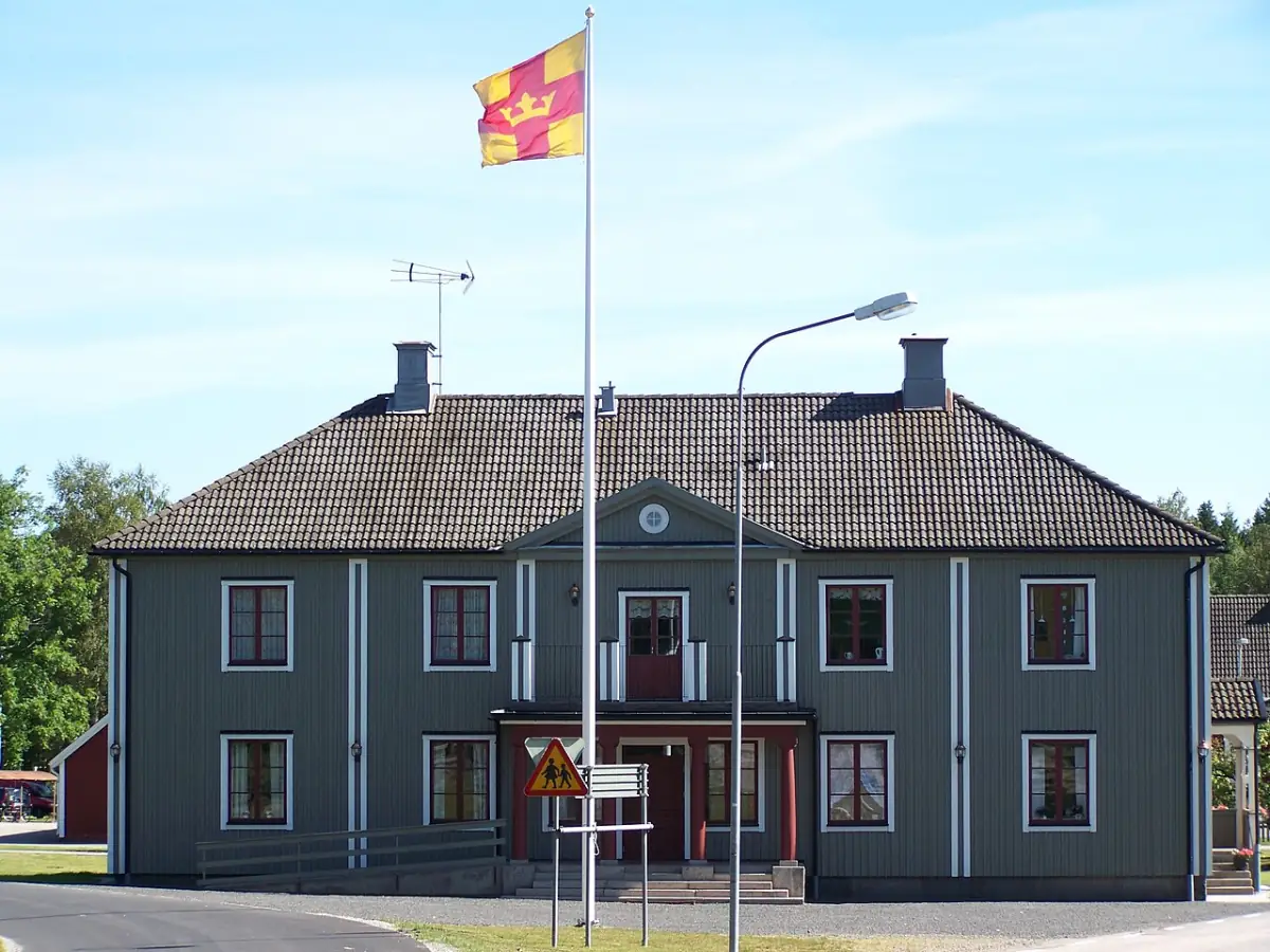 Offentlig byggnad i Kallinge med flagga och entré