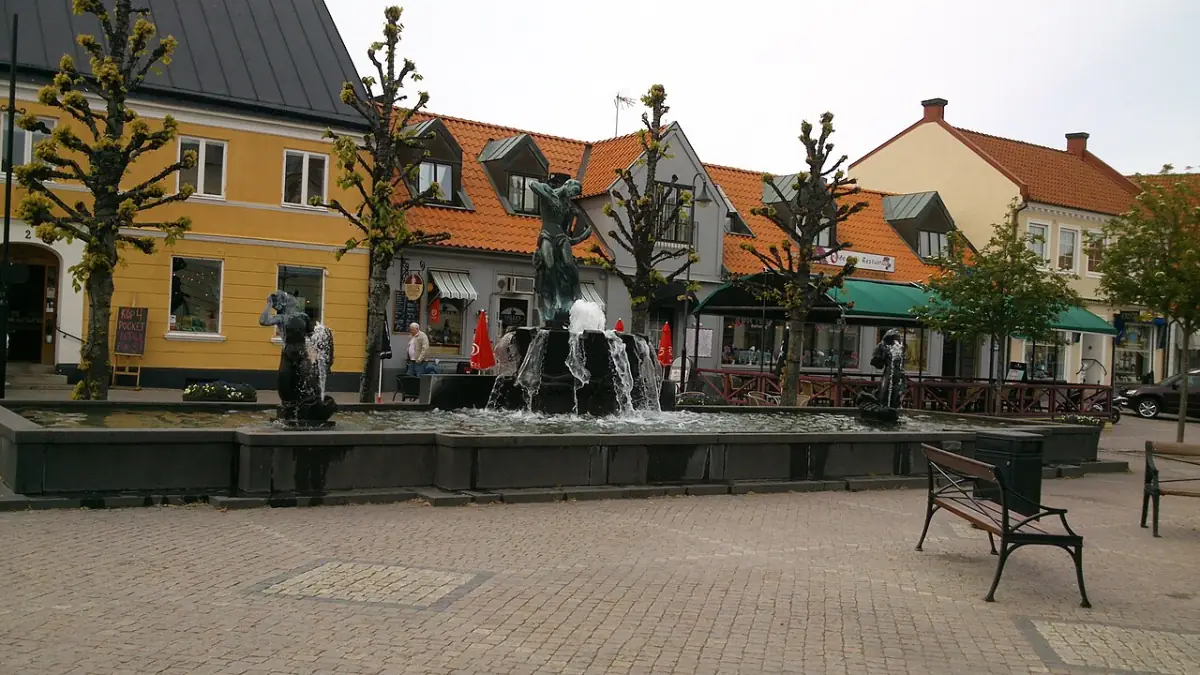 Fontän på torg i Laholm med låga hus