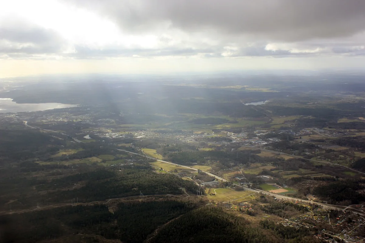 Flygvy över Lerum med dalgång och vidsträckt landskap