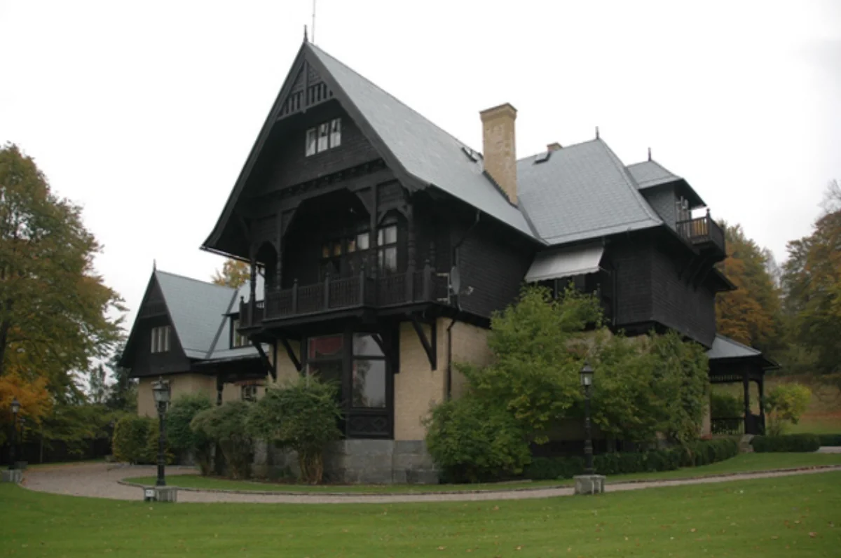 Karaktärsfull villa i Lerum med mörk träfasad