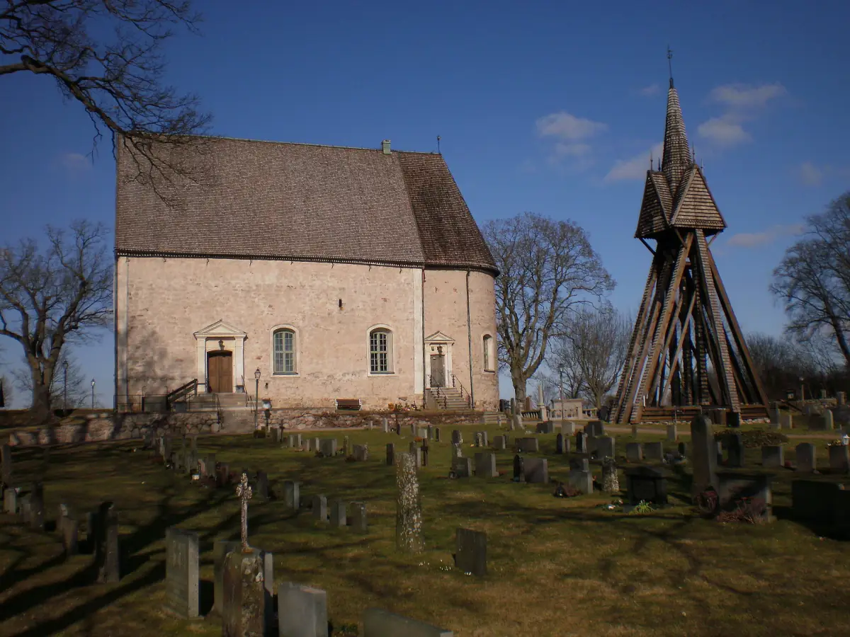 Äldre kyrka i Lindsdal med klockstapel