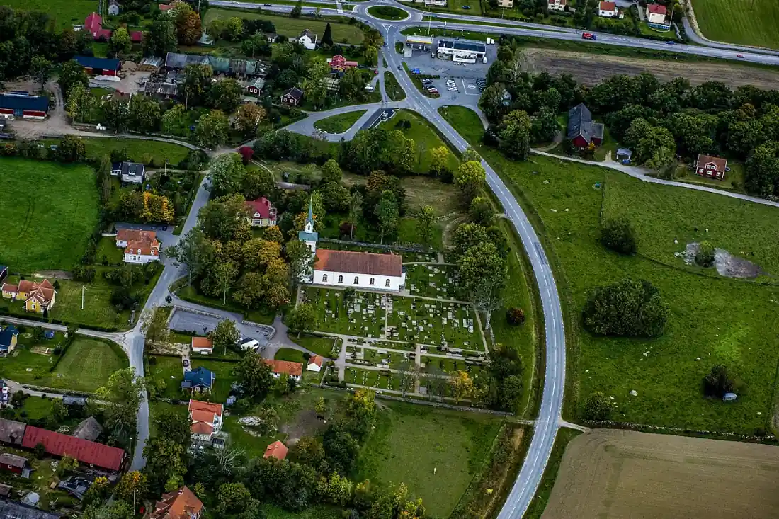 Flygvy över Listerby med kyrka och bebyggelse