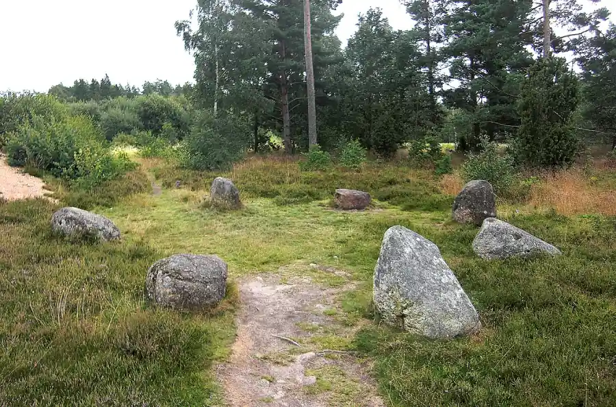 Naturstig i Listerby med stenar och tallskog
