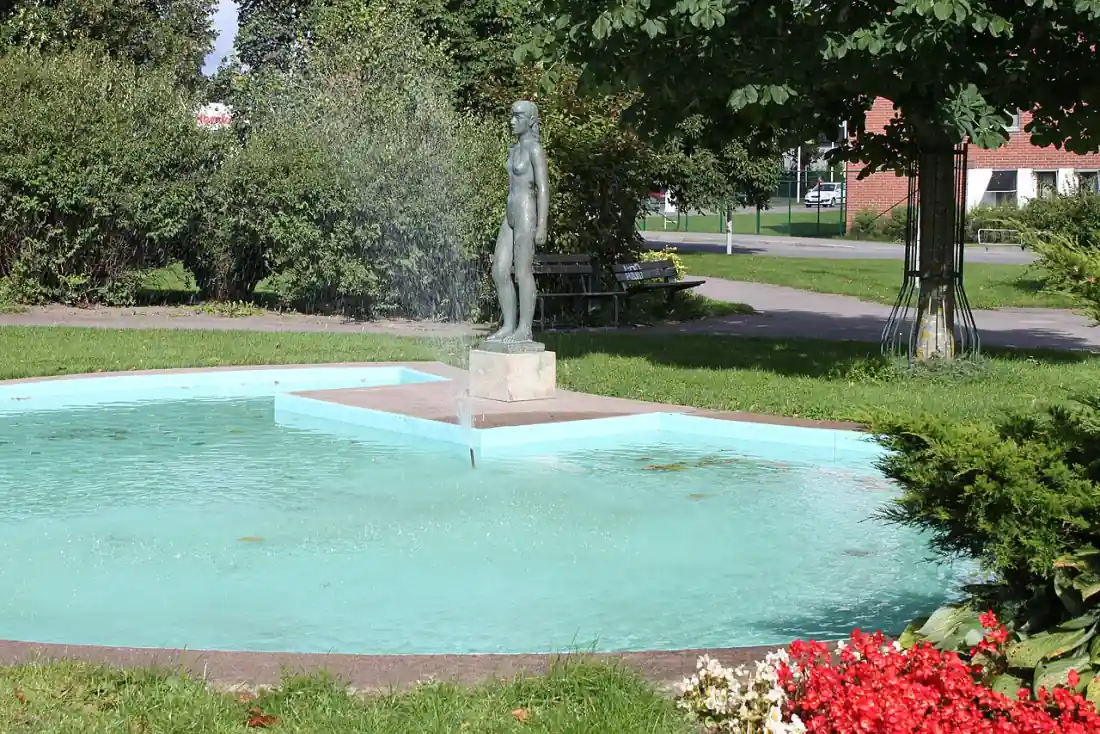 Fontän i Ljungsbro med skulptur och grönska