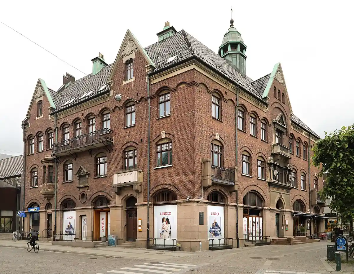 Historisk tegelbyggnad i Lund vid gathörn