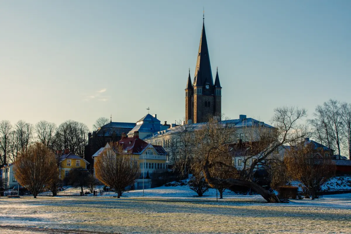 Mariestad med kyrka och vinterljus över bebyggelsen